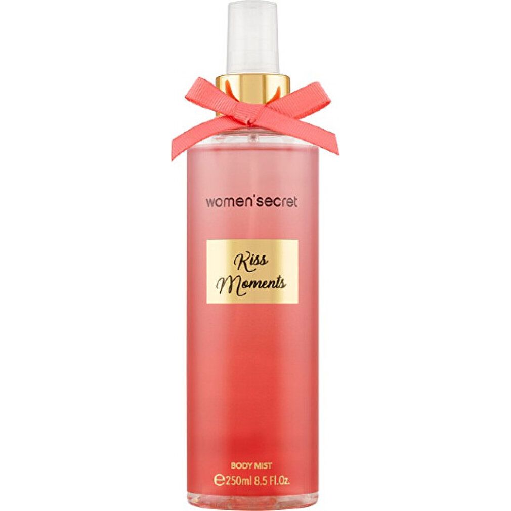 Körpernebel-Flasche mit rosa Schleife. Aufschrift: Women'secret, Kiss Moments. Flüssigkeit in Rosa. Auf weißem Hintergrund.