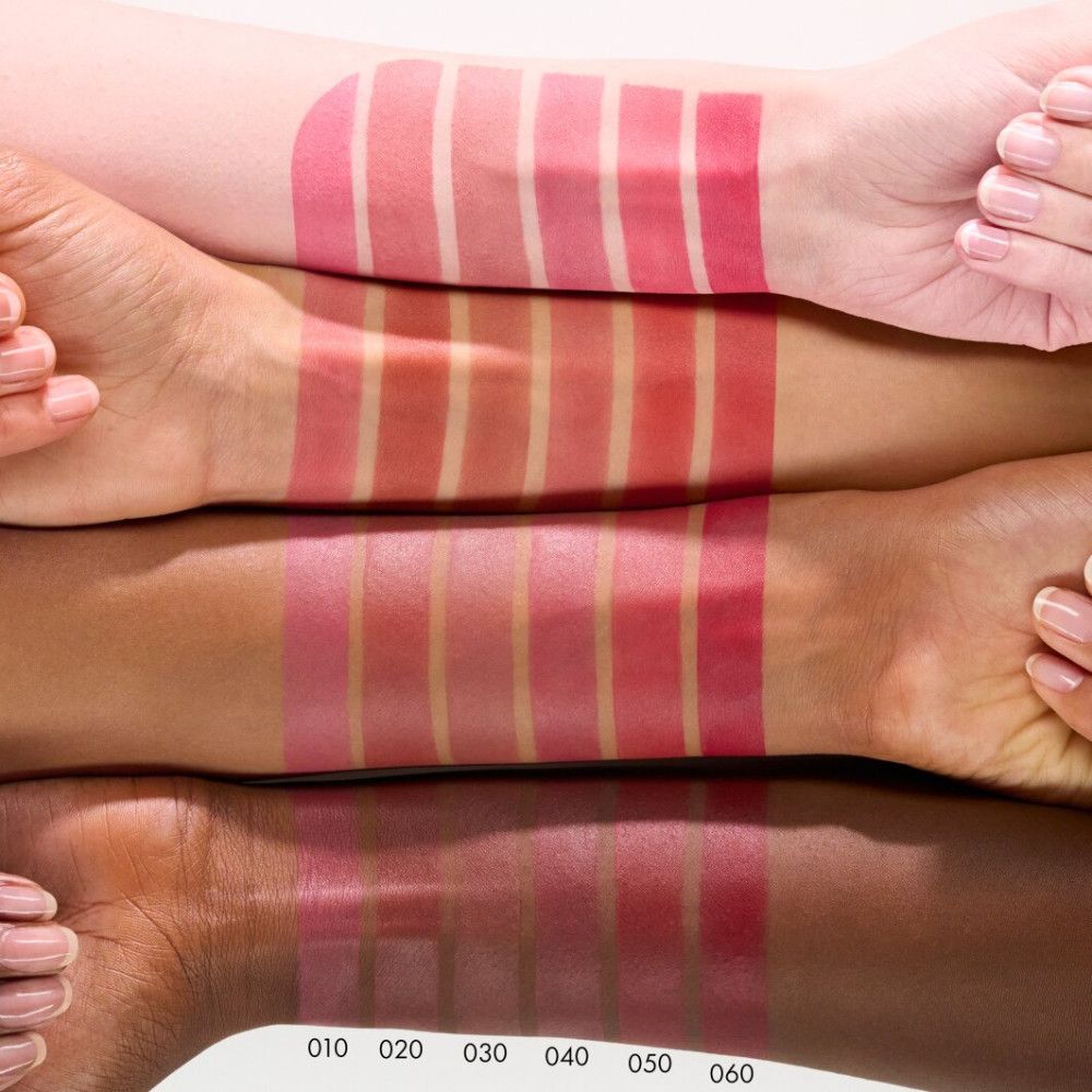 Arme mit Lippenstift-Swatches in verschiedenen Rosatönen. Farbnummern: 010, 020, 030, 040, 050, 060.
