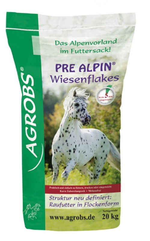 Sack mit PRE ALPIN Wiesenflakes. Aufdruck mit Pferd, Logo und Text. 20 kg. www.agrobs.de. Grün-weiße Verpackung.