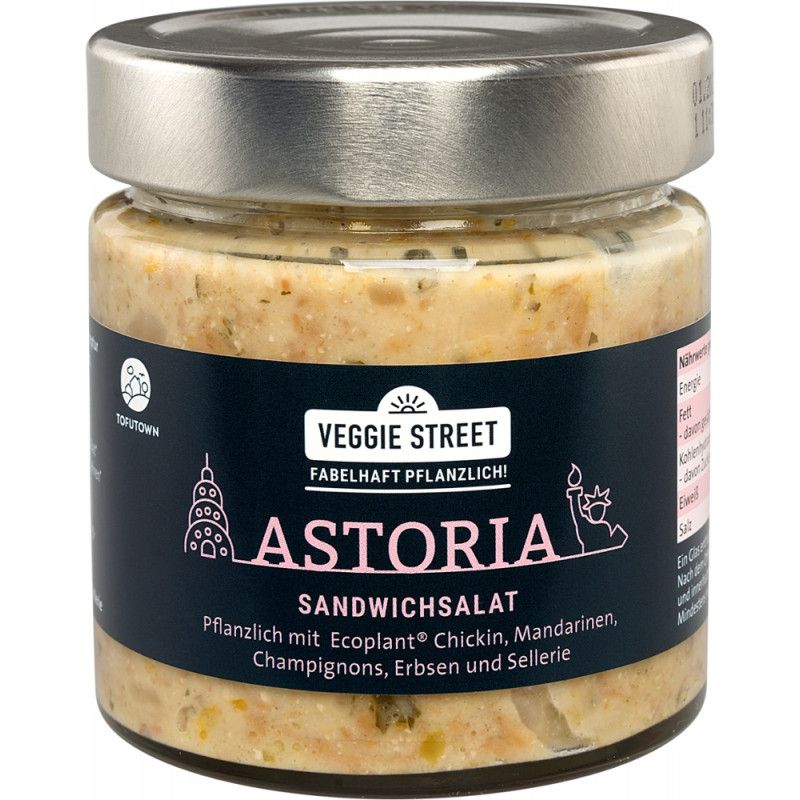 Glas mit Veggie Street Astoria Sandwichsalat. Schwarzes Etikett mit weißer Schrift. Enthält Ecoplant Chickin, Mandarinen, Champignons, Erbsen und Sellerie.