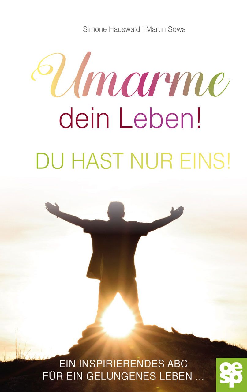 Buchcover mit Titel "Umarme dein Leben! Du hast nur eins!". Autor: Simone Hauswald, Martin Sowa. Person mit ausgebreiteten Armen vor Sonne.