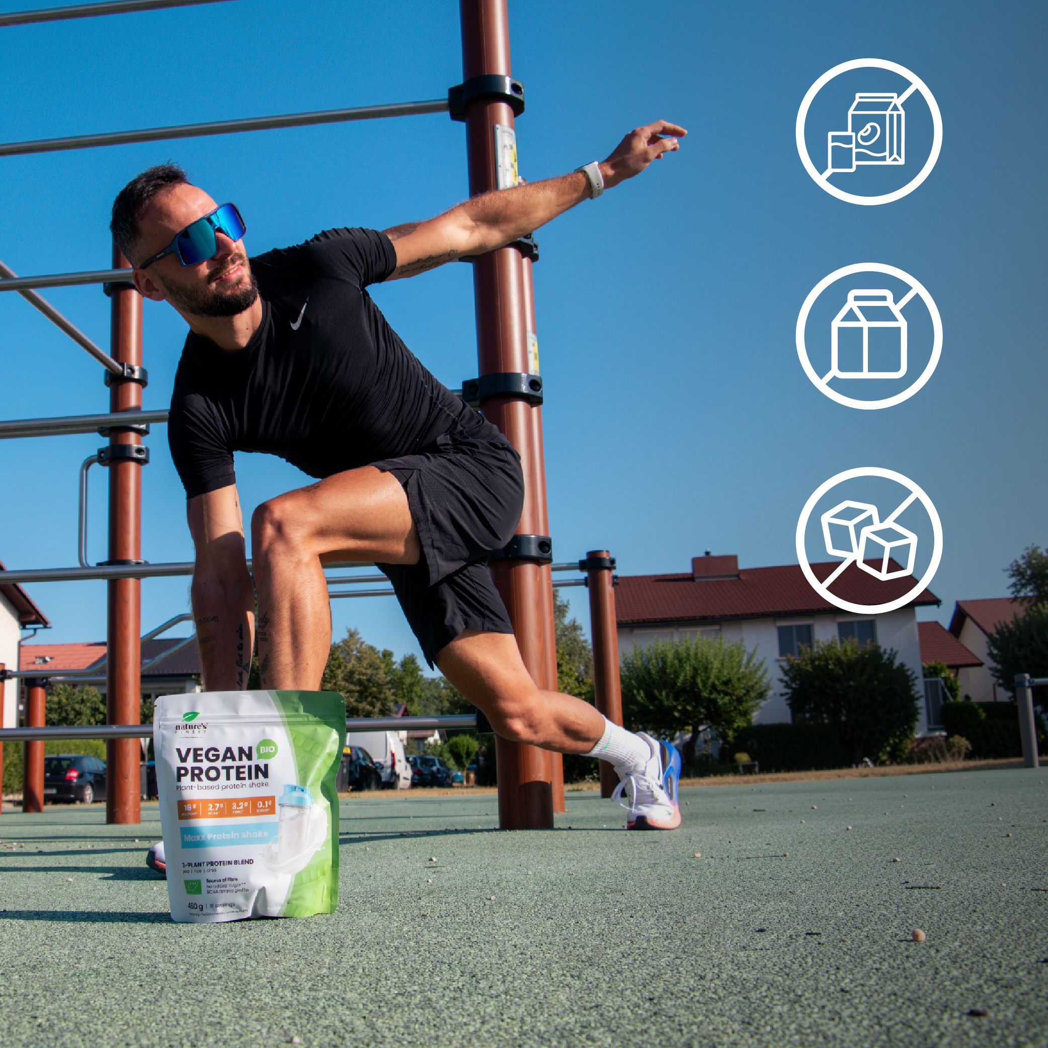 Mann mit Sportkleidung und Sonnenbrille, Beutel mit veganem Protein, Icons für keine Milch, kein Zucker.