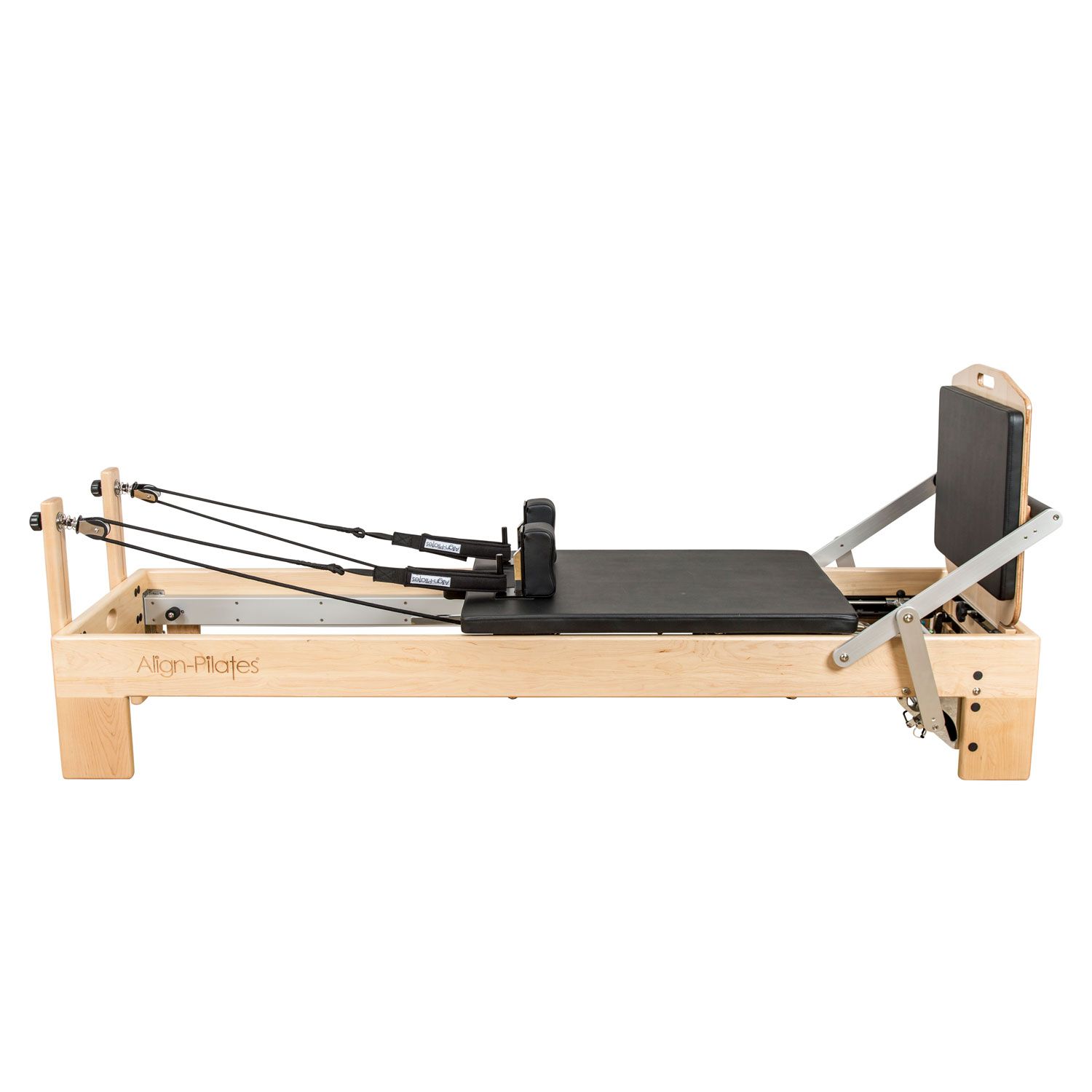 Pilates-Reformer aus Holz mit schwarzer Polsterung. Seitliche Ansicht mit Seilen, Griffen und dem Schriftzug 'Align-Pilates'.