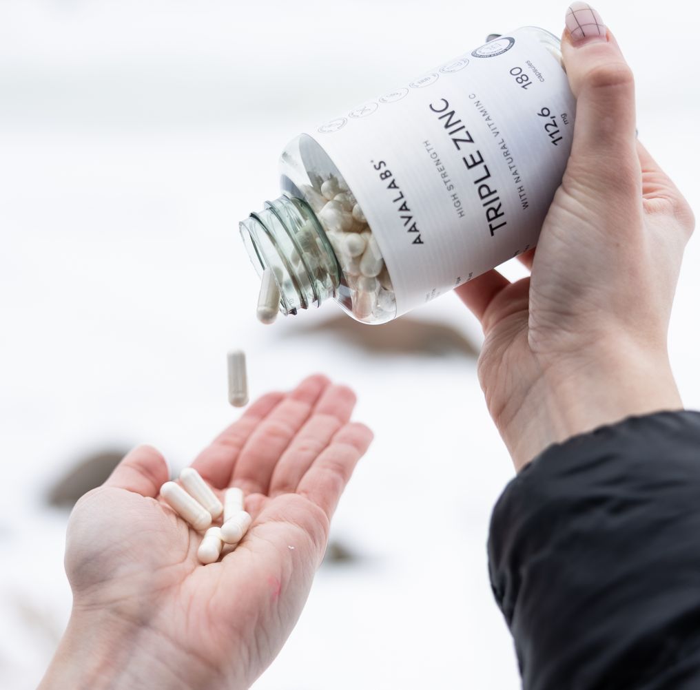 Aavalabs Triple Zinc Kapseln werden aus der Flasche in die Hand gegossen.