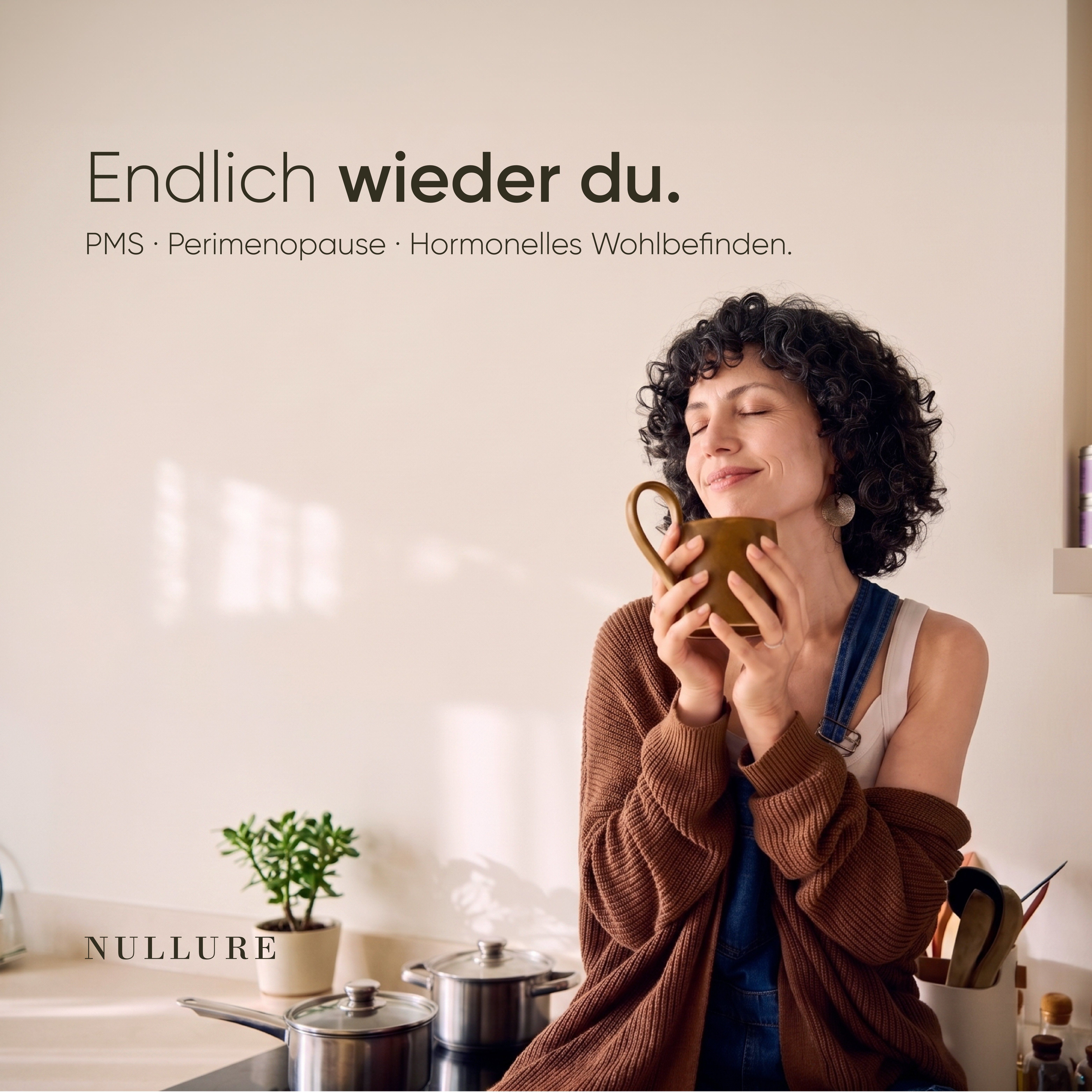 Frau genießt eine Tasse, mit Text über hormonelles Wohlbefinden und PMS.
