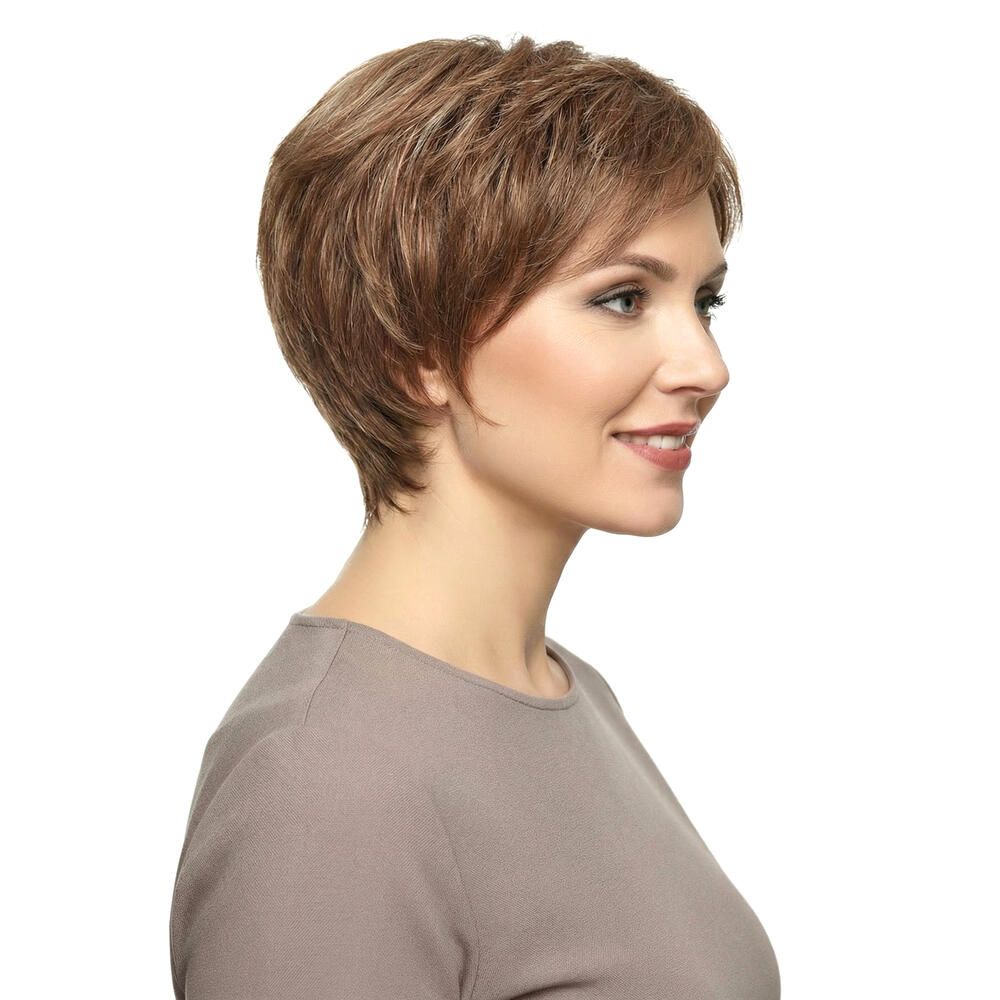 Kurzhaarperücke in Braun-Blond-Tönen. Seitenansicht einer Frau mit Perücke und braunem Oberteil.