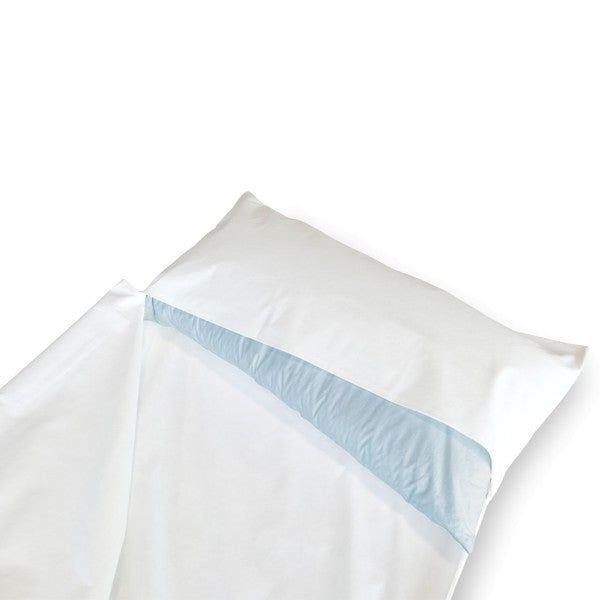 Weißes Kopfkissen mit blauem Streifen. Teilansicht, diagonale Platzierung.