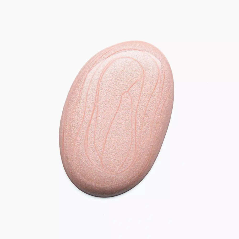 Hellrosa Nagellack auf weißem Hintergrund. Die Textur ist glatt und glänzend.