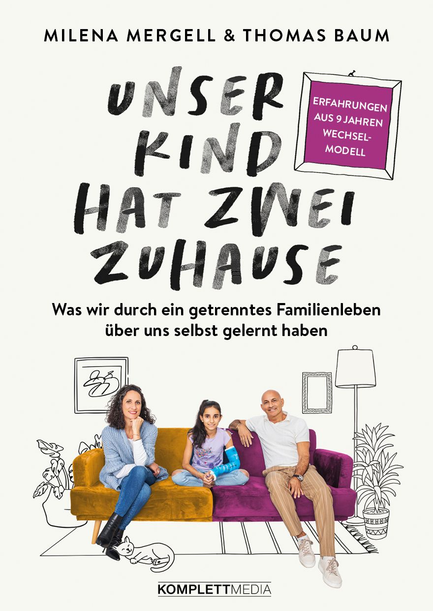 Buchcover: "Unser Kind hat zwei Zuhause". Autoren: Milena Mergell & Thomas Baum. Familie auf Couch. Komplettmedia Logo.