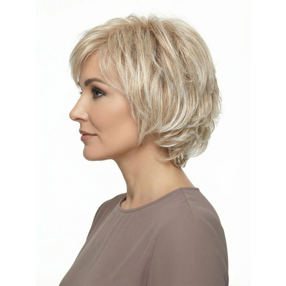Blonde Perücke mit kurzem, gewelltem Schnitt. Seitenansicht einer Frau mit braunem Oberteil.