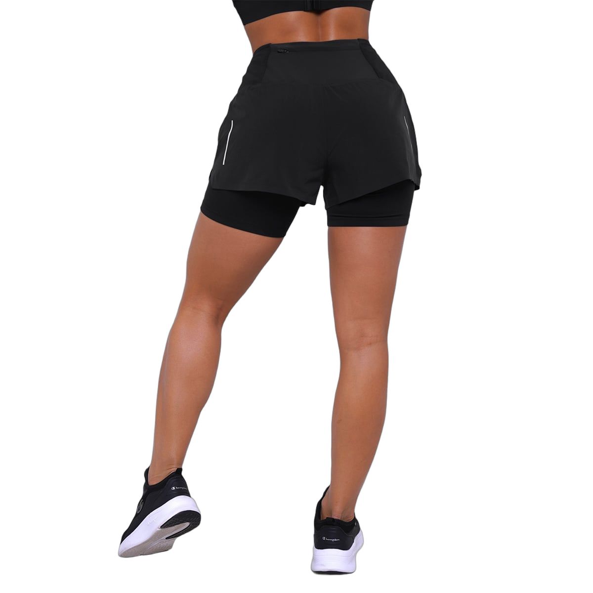 Rückansicht der schwarzen 2-in-1-Shorts für Damen mit integrierter Leggings.