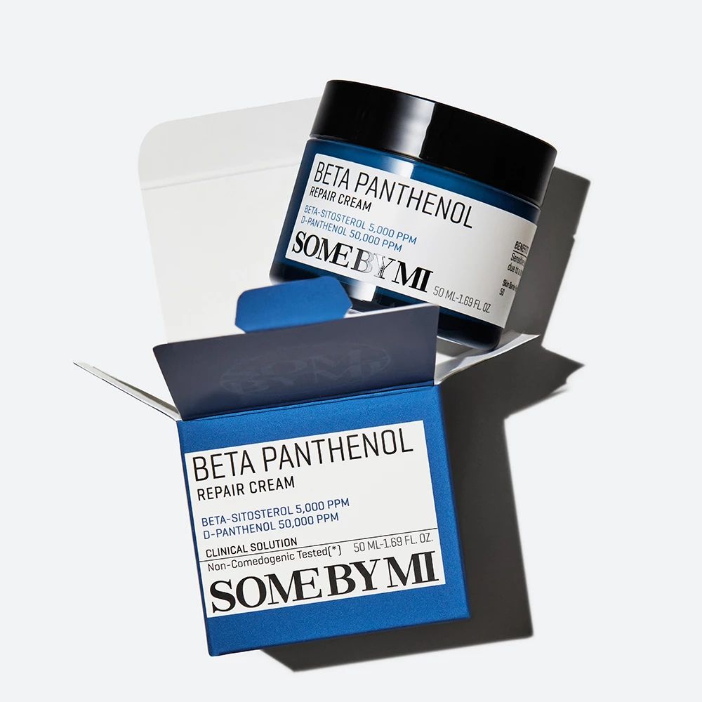 Blaue Schachtel mit Creme-Dose. Auf der Schachtel und Dose steht "BETA PANTENOL REPAIR CREAM" und "SOME BY MI".
