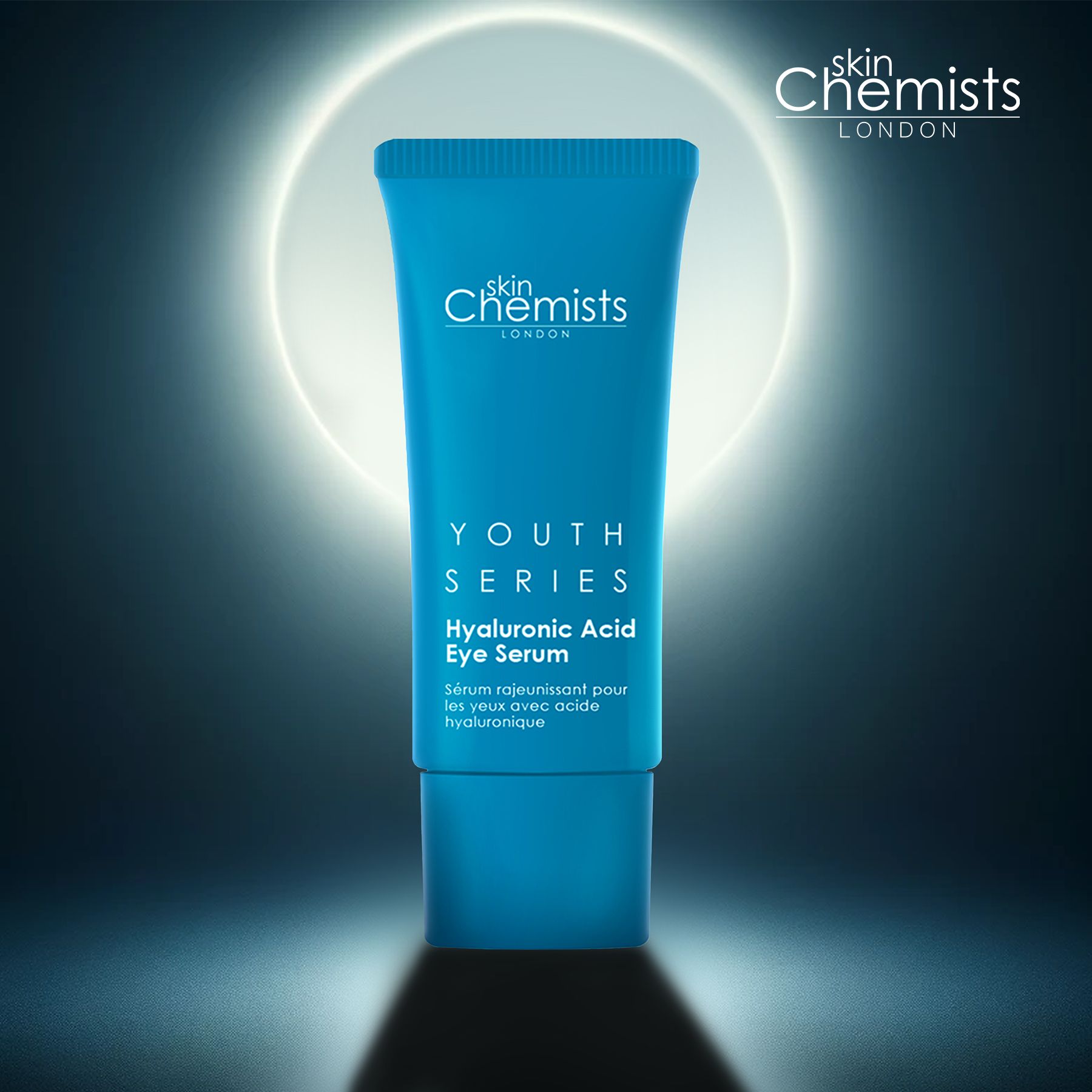 Blaues Tube mit "skinChemists" und "Youth Series Hyaluronic Acid Eye Serum" vor blauem Hintergrund.