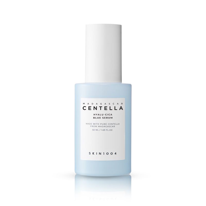 Flacone di siero blu chiaro con tappo bianco. Scritta: MADAGASCAR CENTELLA HYALU-CICA BLUE SERUM. Marchio SKIN1004.