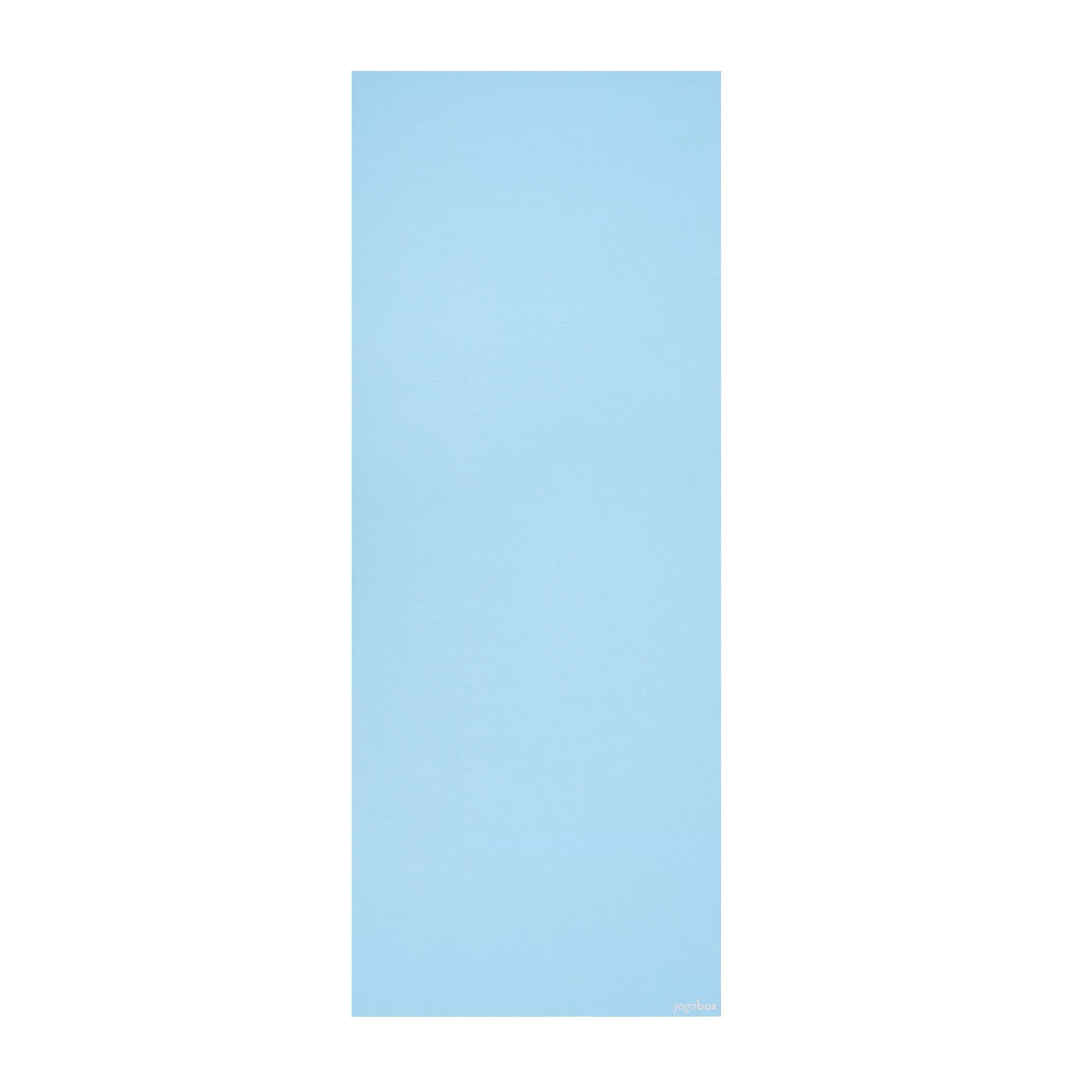 Hellblaue, entrollte Yogamatte von oben fotografiert.