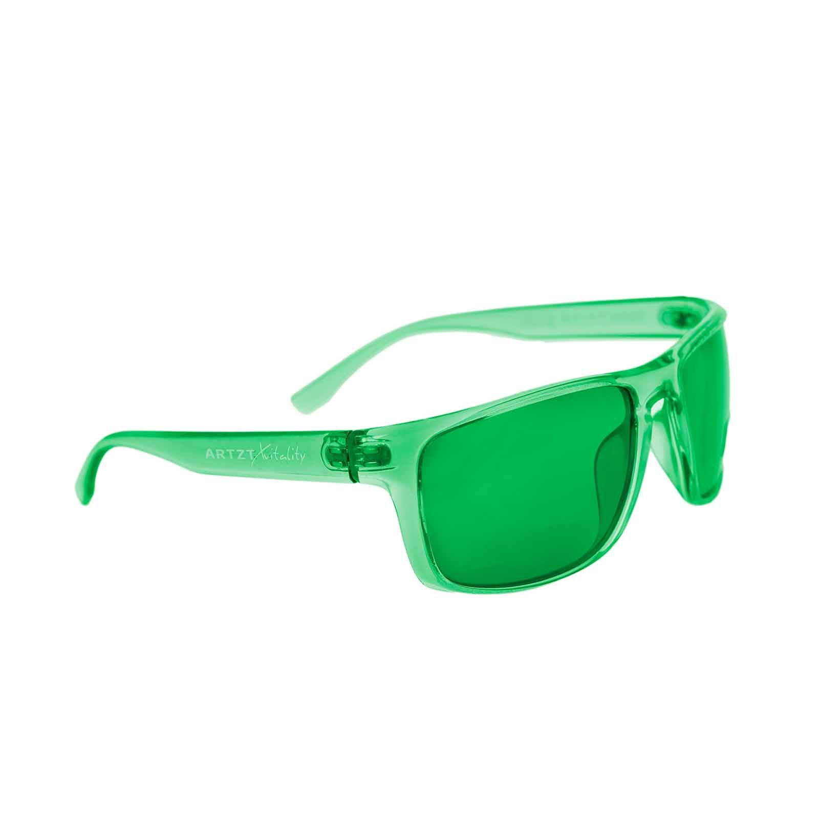 Grüne Brille, Seitenansicht. Rechteckige Gläser, transparenter Rahmen. Artzt-Logo am Bügel.