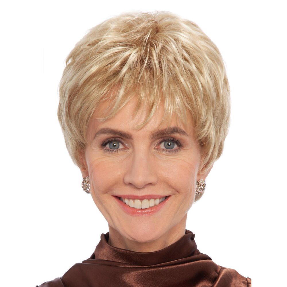 Blond gefärbte Perücke. Kurzer, gestufter Schnitt. Frau mit brauner Bluse. Frontale Ansicht.