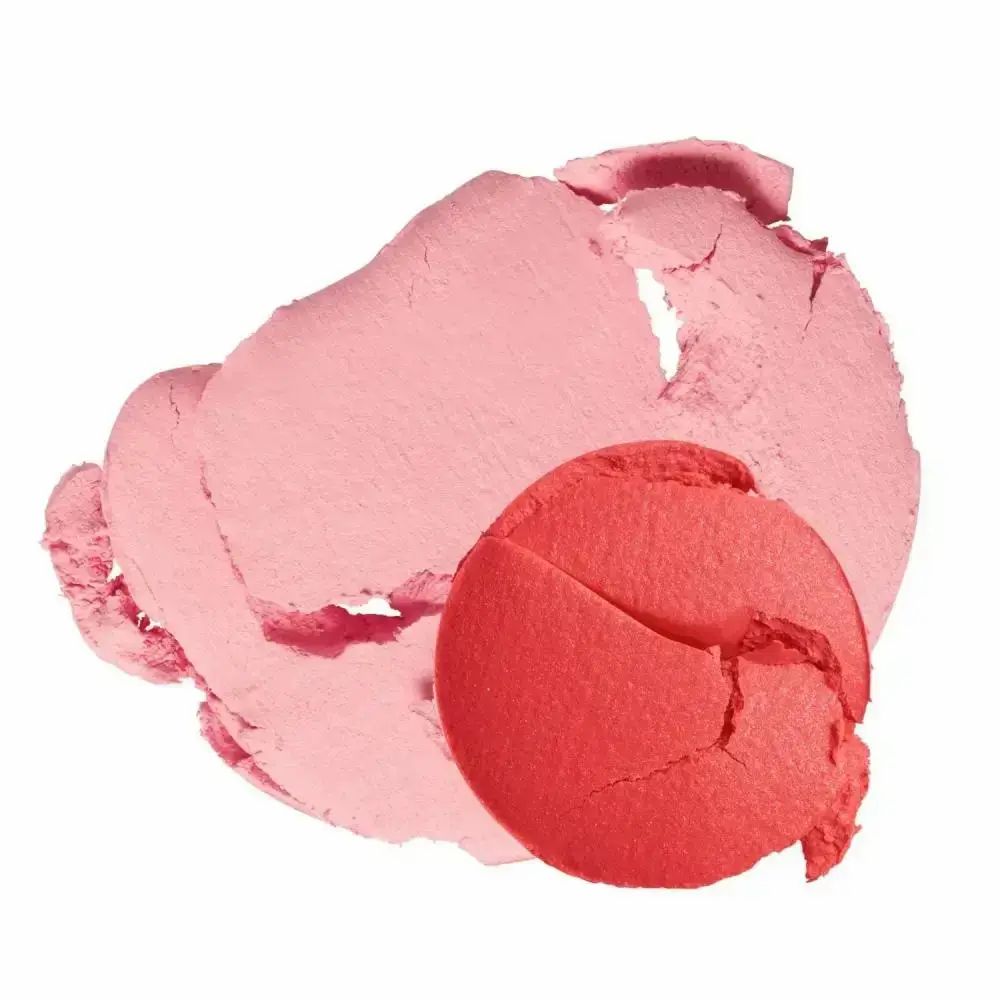 Rouge-Farben in Rosa und Rot. Die Farben sind verschmiert und zeigen die Textur. Weißer Hintergrund.
