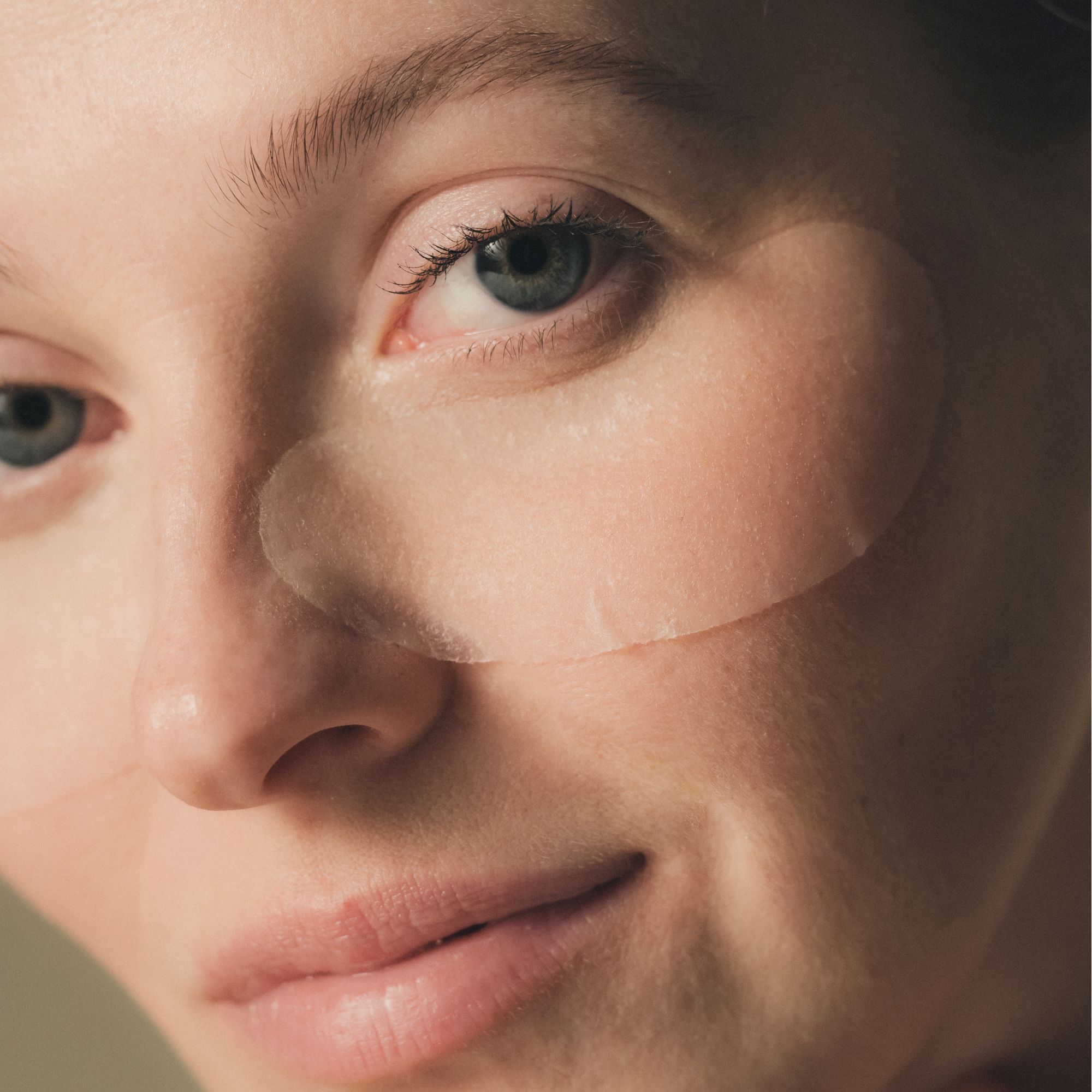 Vorderseite einer Alkemy Eye-Biobotox Augenpatch-Verpackung mit Produktinformationen.