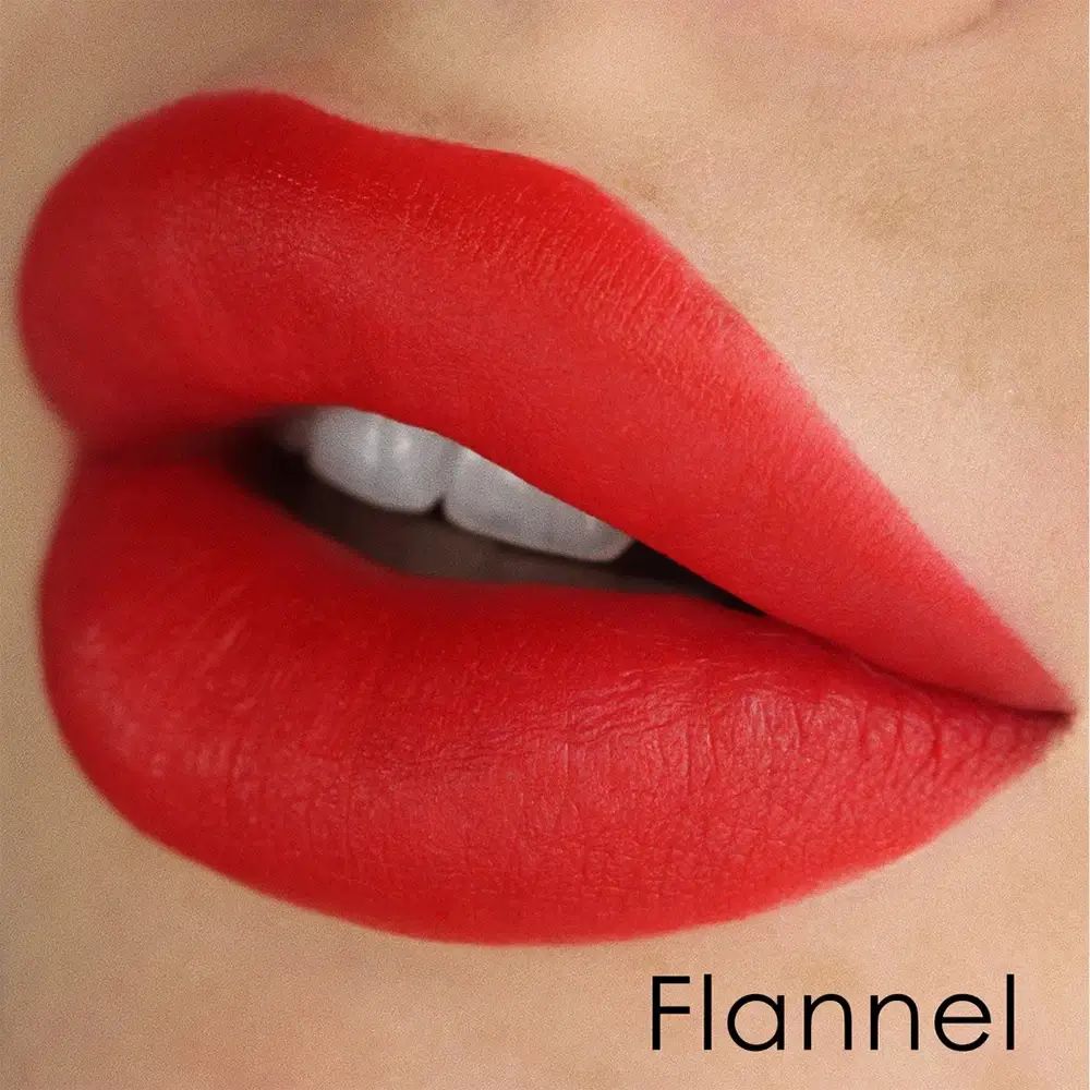 Nahaufnahme von Lippen, die mit rotem Lippenstift bemalt sind. Der Name Flannel ist am unteren Rand zu sehen.