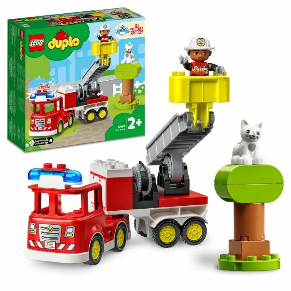 LEGO Duplo Feuerwehrauto-Set. Rotes Feuerwehrauto mit gelber Leiter, Figur, Katze und Baum. Verpackung mit Logo und Altersempfehlung.