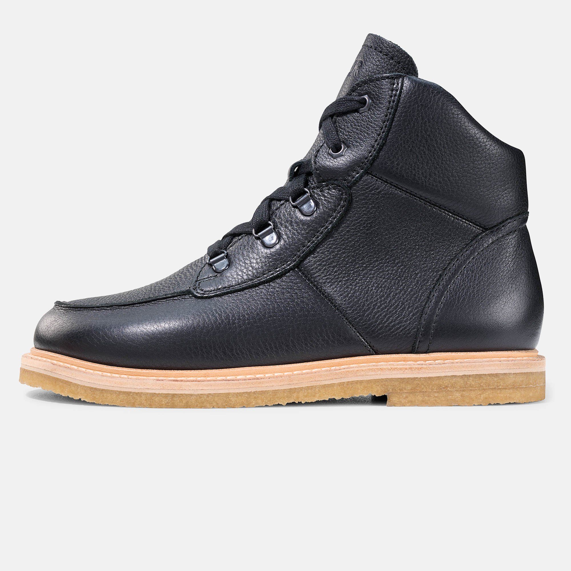 Schwarze Stiefelette mit Schnürung und heller Sohle. Lederoptik. Schuh seitlich, leicht schräg.