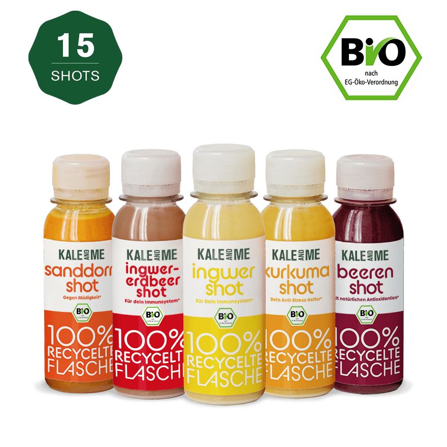 Fünf kleine Flaschen mit farbigen Flüssigkeiten. Auf jeder Flasche steht "KALE ME" und der Name des Shots. Bio-Siegel.