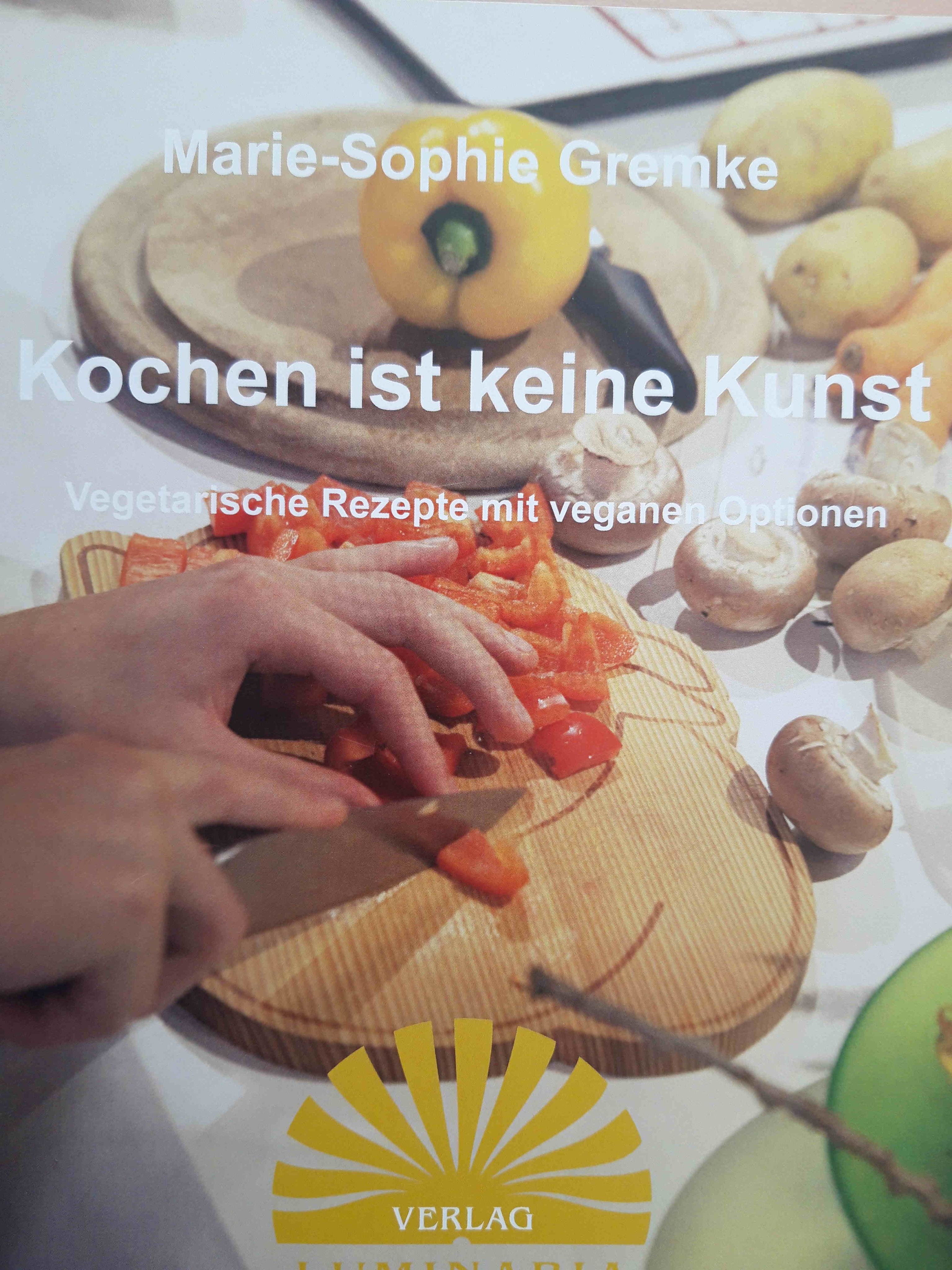 Buchcover mit Titel "Kochen ist keine Kunst". Autorin: Marie-Sophie Gremke. Vegetarische Rezepte mit veganen Optionen. Gemüse und Messer.