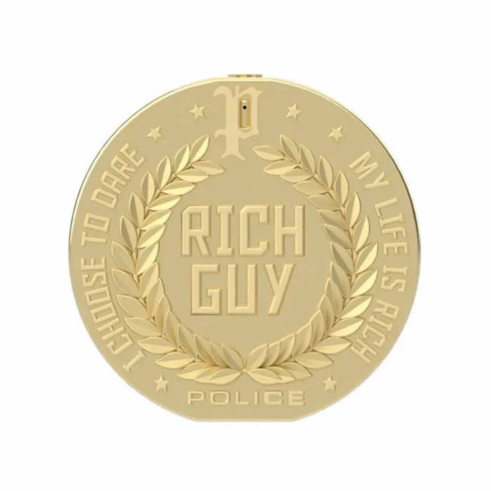 Goldfarbene Medaille mit Schriftzug RICH GUY, Lorbeerkranz und Sternen. Umrandet von Text: I CHOOSE TO DARE, MY LIFE IS RICH, POLICE.