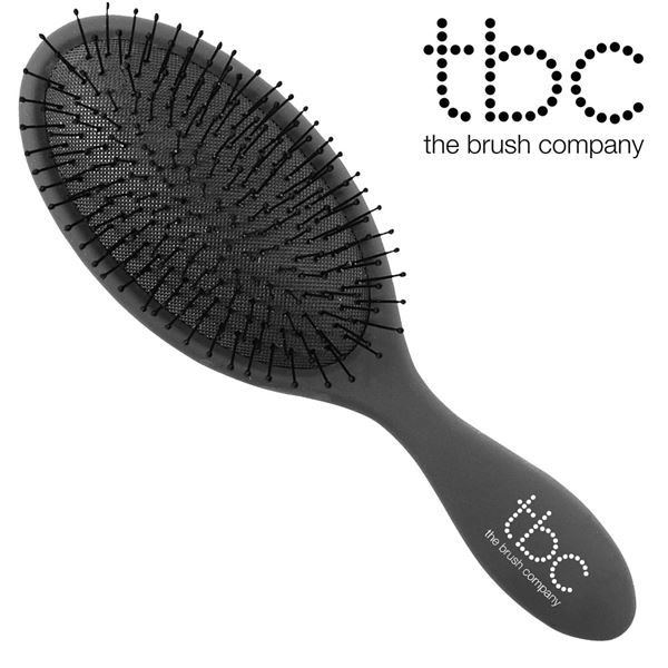 Schwarze TBC Haarbürste mit ovalem Kopf und vielen Borsten. Ergonomischer Griff mit Logo.