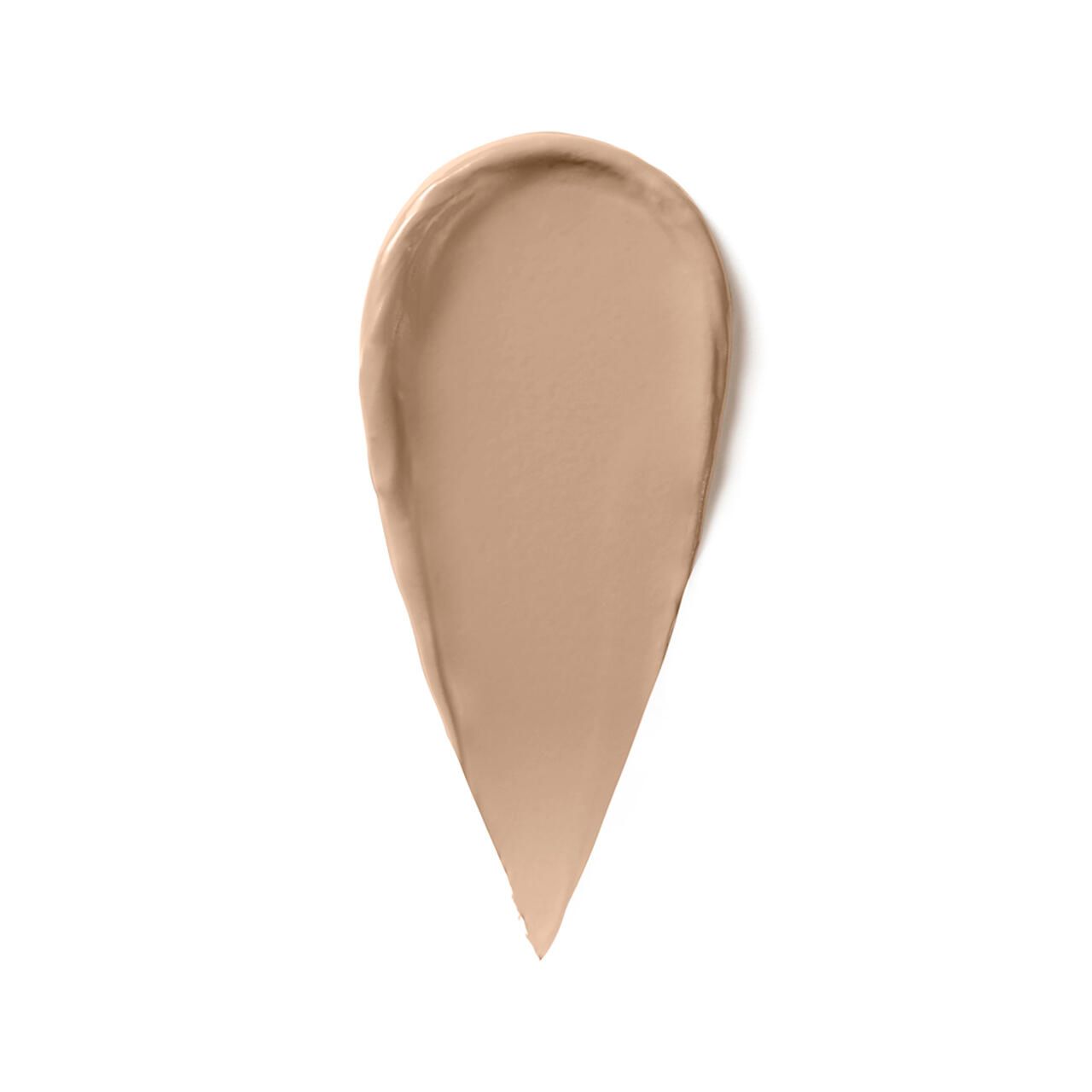 Beigefarbener Concealer-Abstrich in Tropfenform auf weißem Hintergrund.