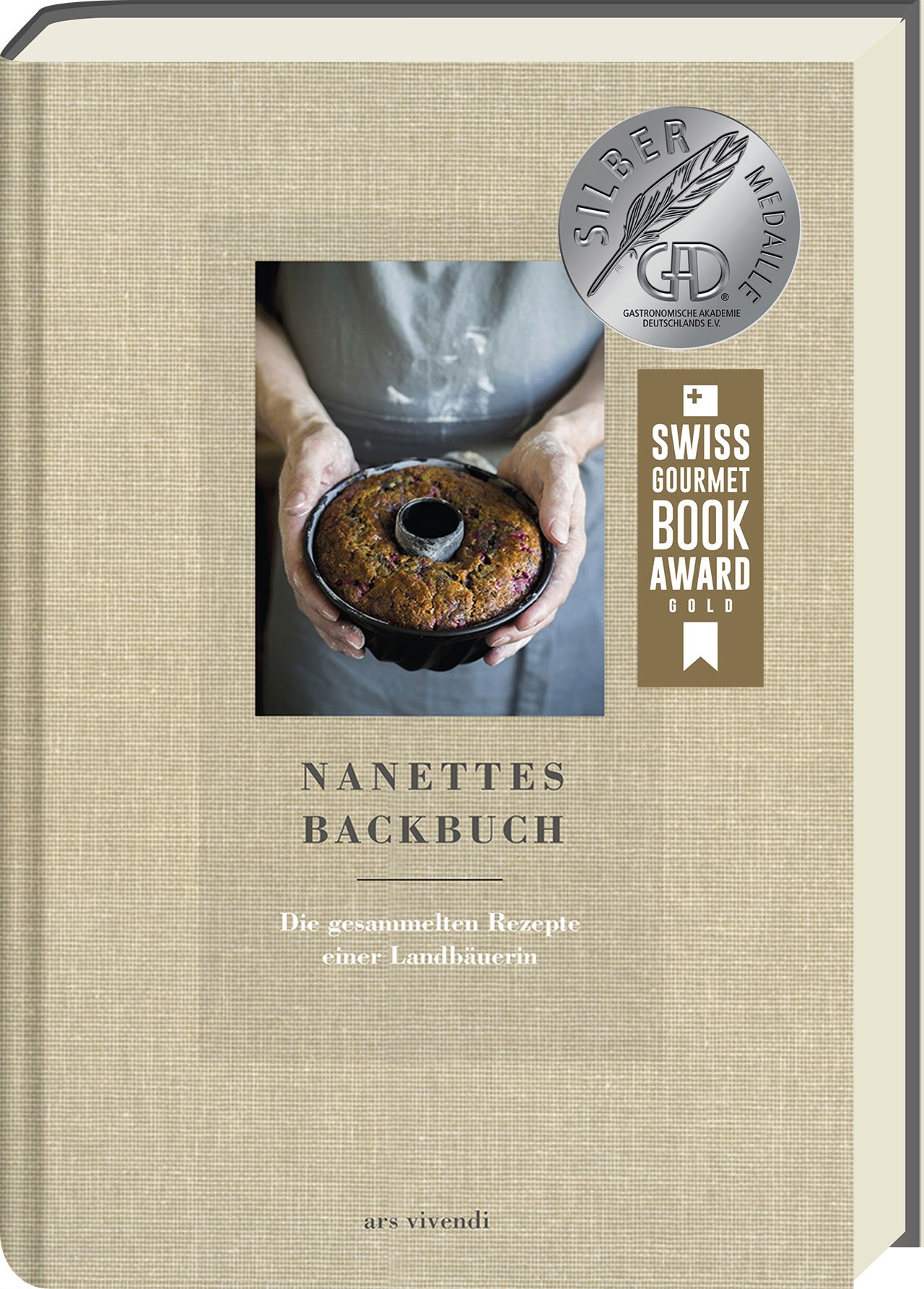 Buch mit dem Titel "Nanettes Backbuch". Auf dem Cover ein Kuchen und Auszeichnungen. Verlag: ars vivendi.