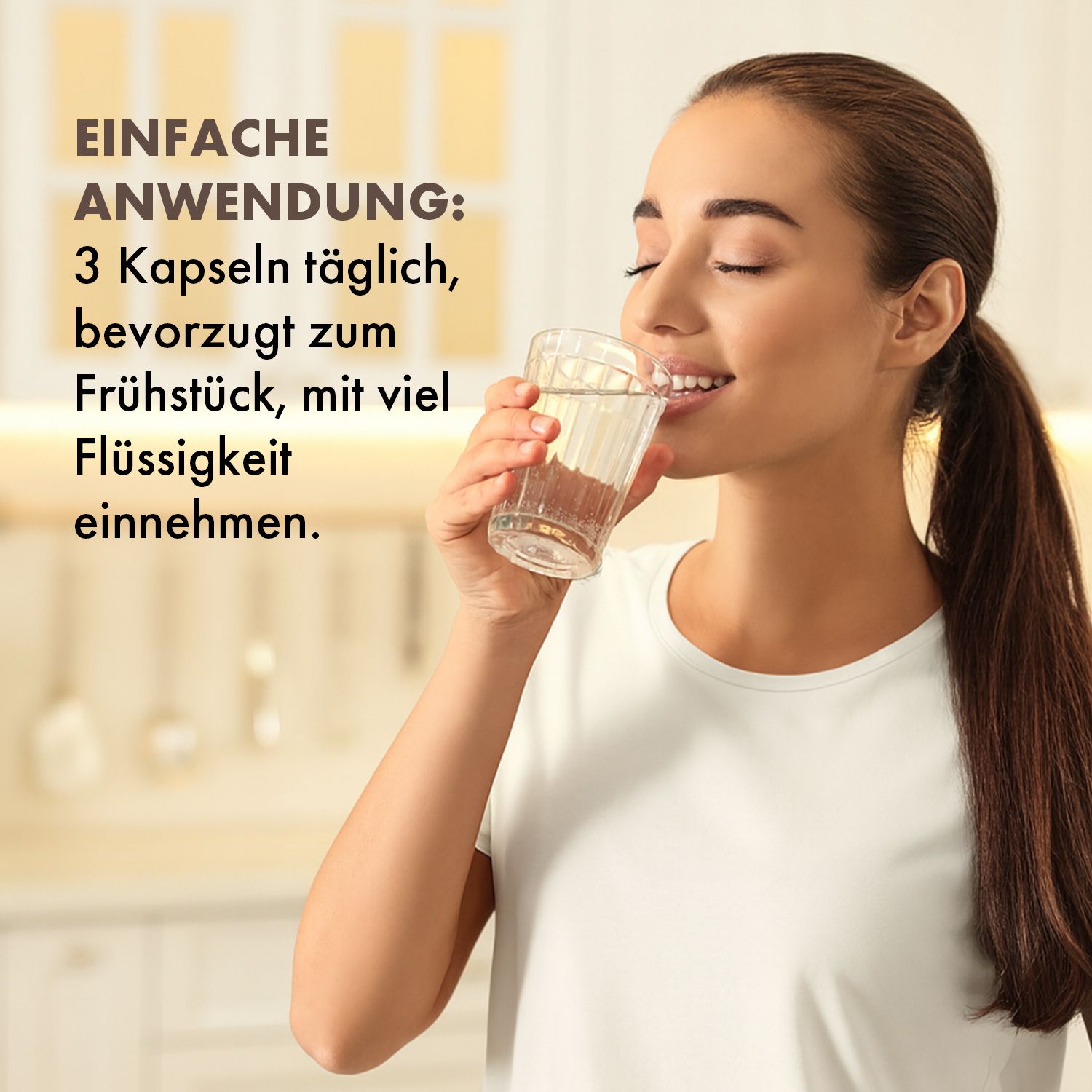 Frau trinkt Wasser aus einem Glas. Text: 3 Kapseln täglich zum Frühstück mit viel Flüssigkeit einnehmen.