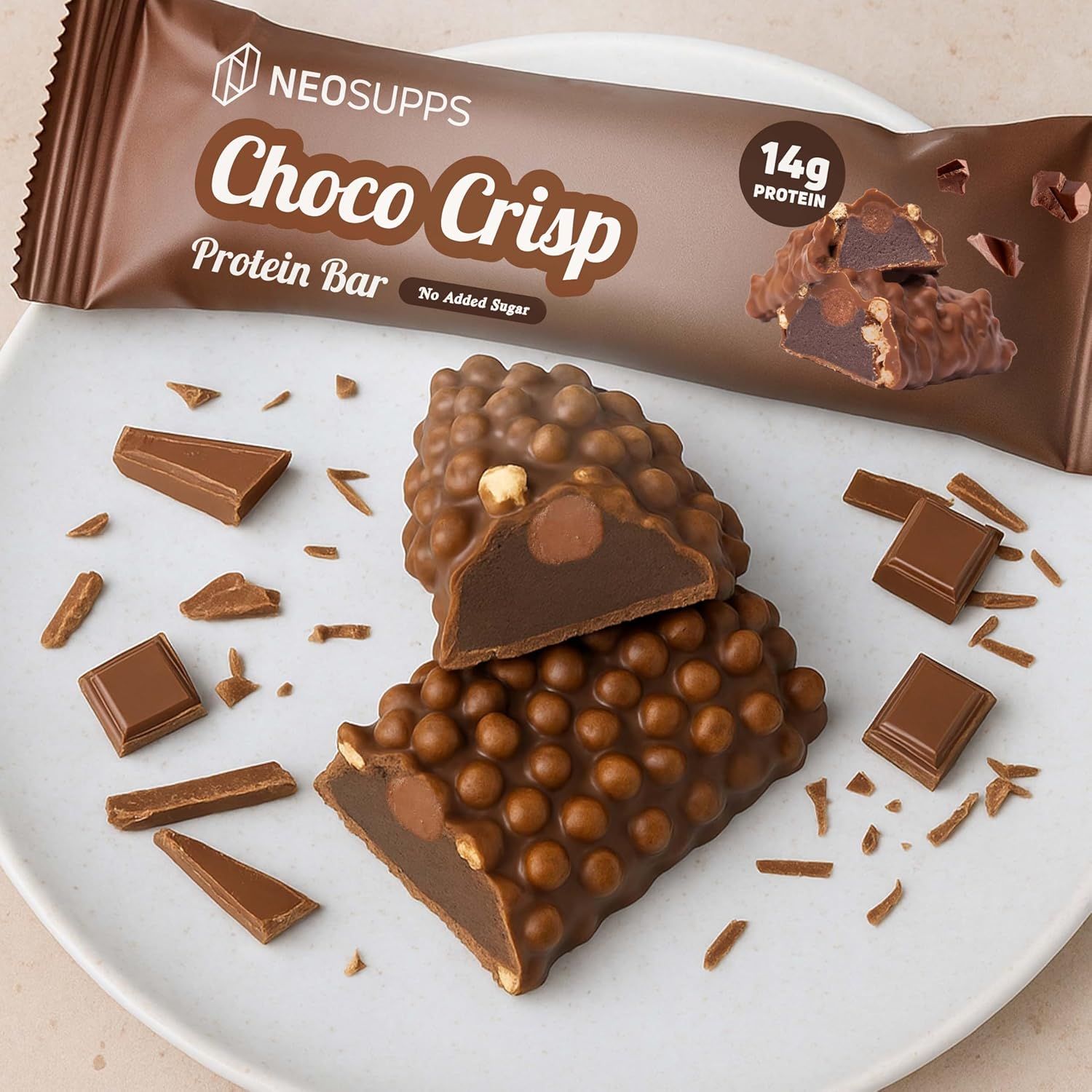 Neosupps Choco Crisp Proteinriegel, halbiert. Schokoladenüberzug mit Kern, umgeben von Schokoladenstückchen.