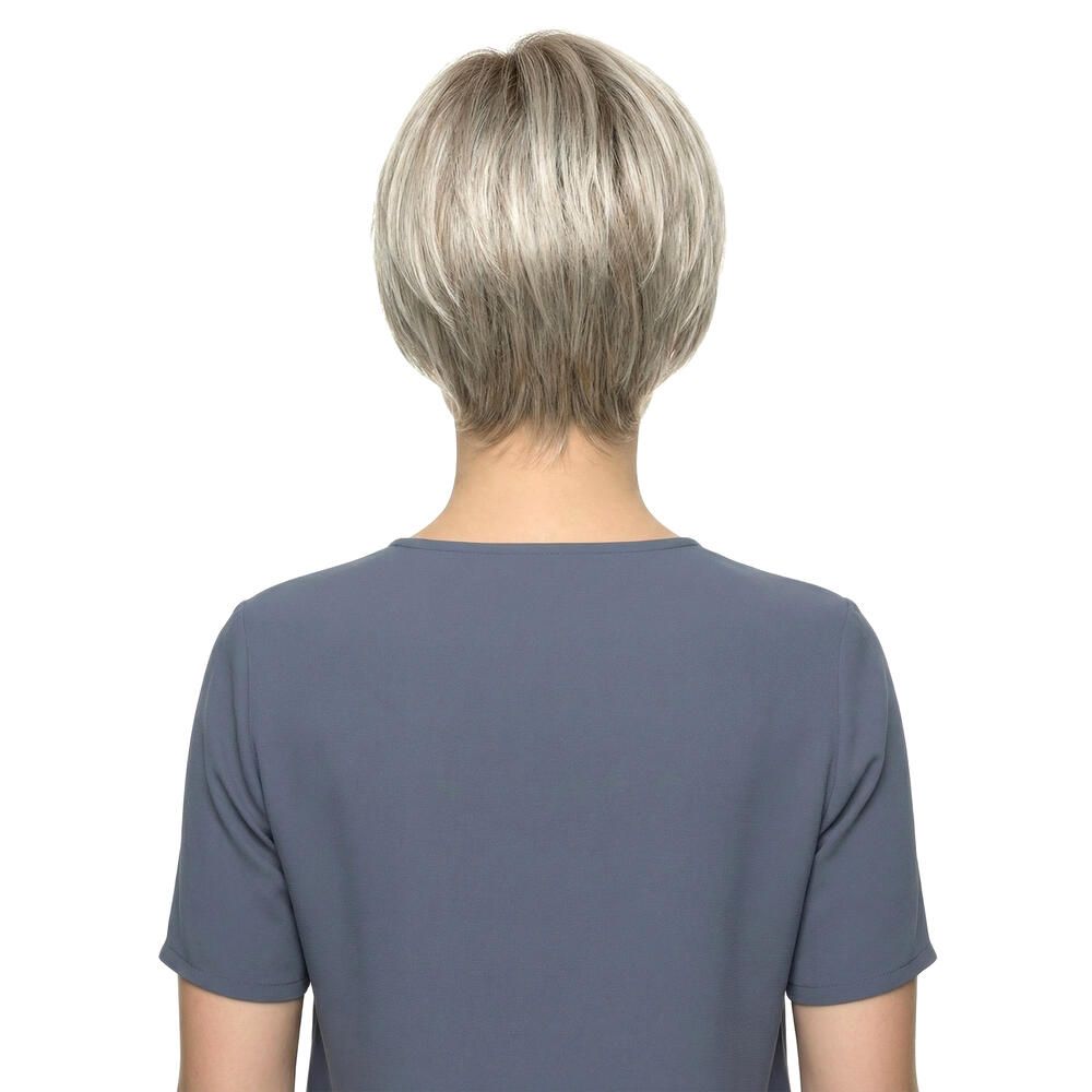 Kurzhaarperücke, blondiertes Haar. Rückansicht einer Frau, graues Oberteil.