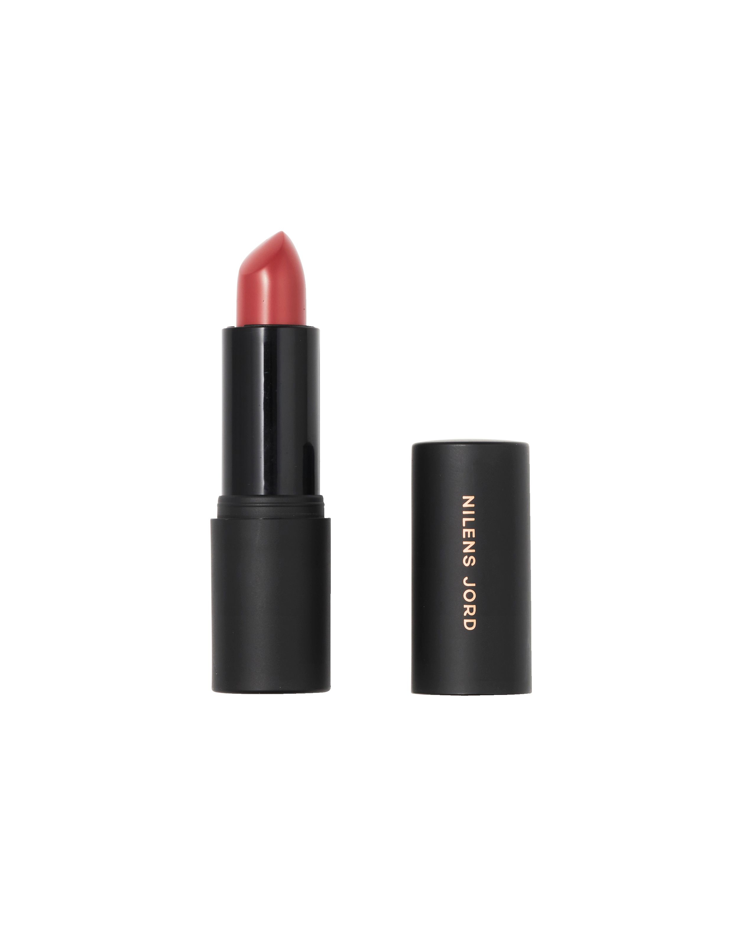 Nilens Jord Lippenstift in schwarzer Hülse, aufrecht stehend, mit abgenommener Kappe daneben.