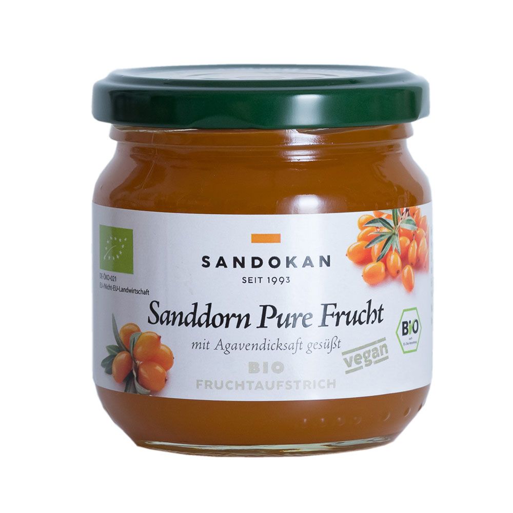 Glas mit Sanddorn Fruchtaufstrich. Etikett mit Produktname, Bio-Siegel und Vegan-Logo. Grüner Deckel.