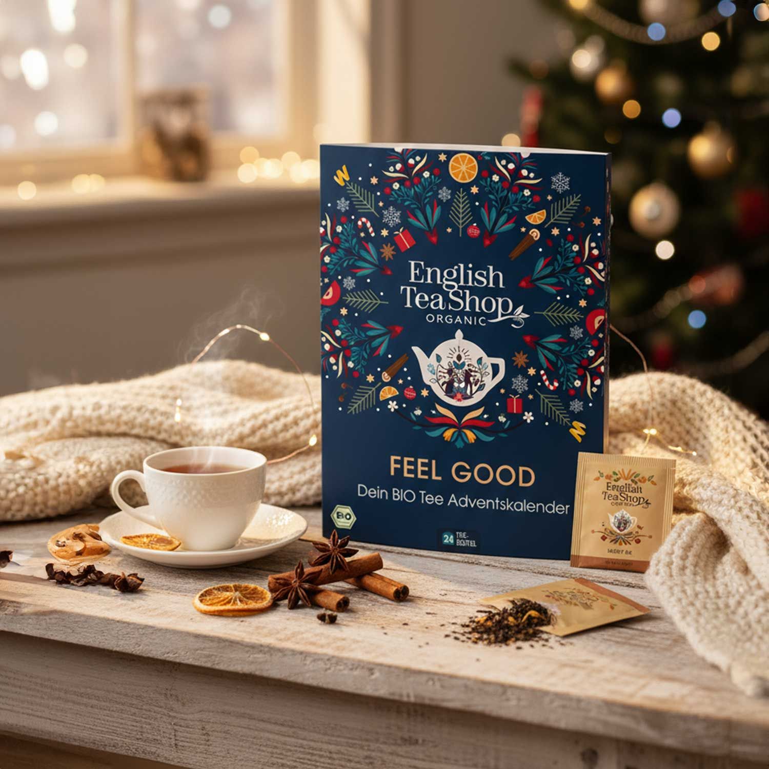 Adventskalender mit Tee, Tasse Tee, Zimtstangen und getrockneten Orangenscheiben. Aufschrift: English Tea Shop Organic, Feel Good.
