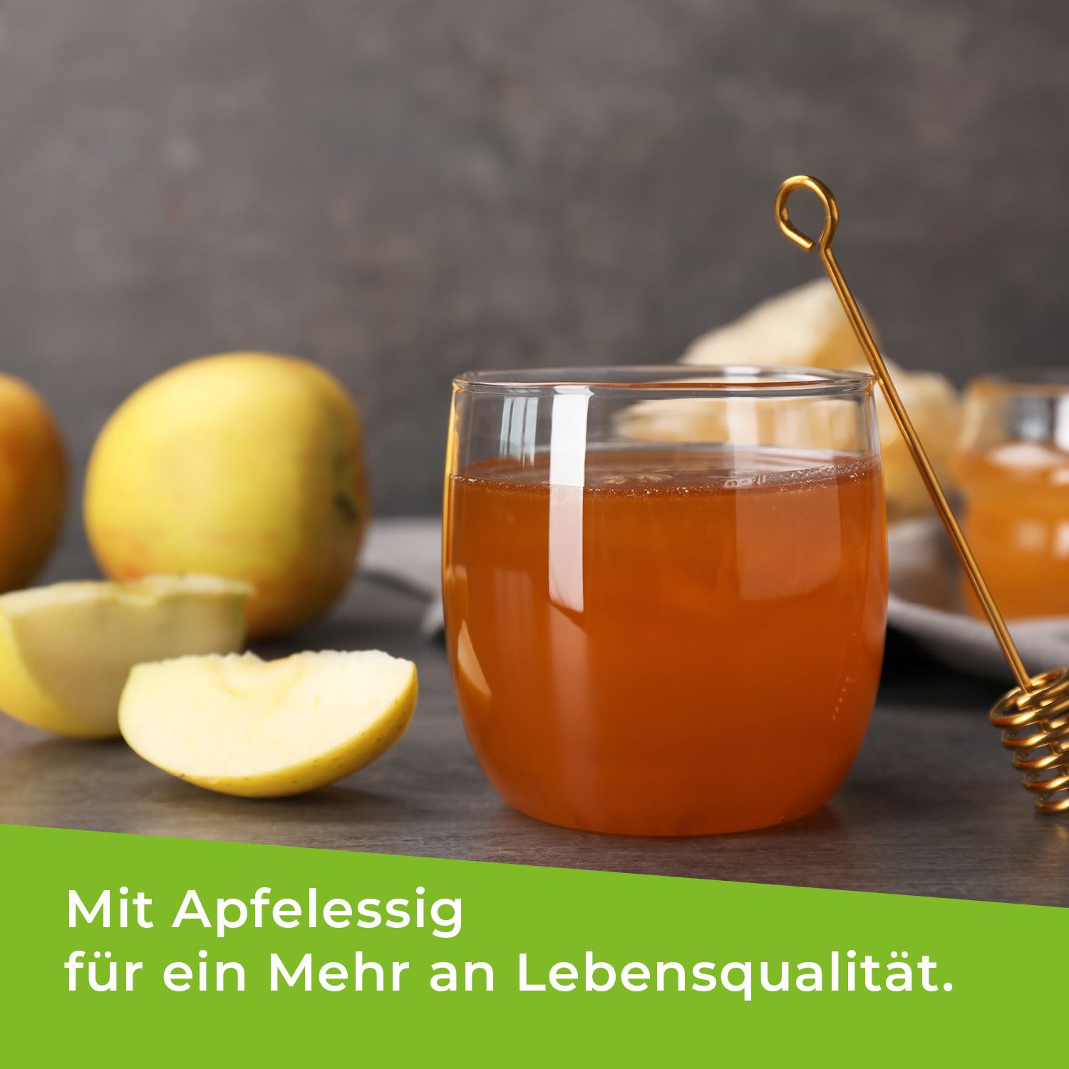 Glas mit Flüssigkeit, Äpfel und Honig-Zubehör. Text: Mit Apfelessig für ein Mehr an Lebensqualität.