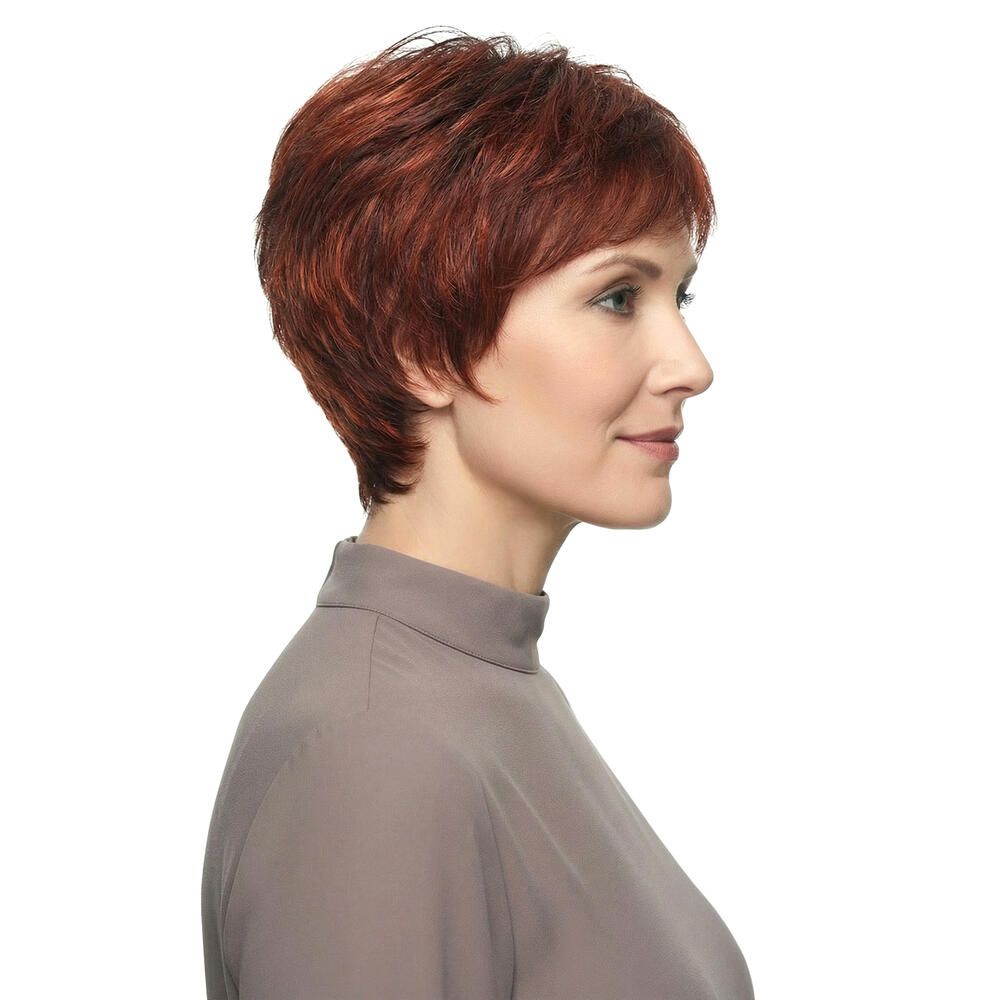 Kurzhaarperücke in Rotbraun, Seitenansicht. Die Perücke bedeckt den Kopf. Die Frau trägt ein braunes Oberteil.