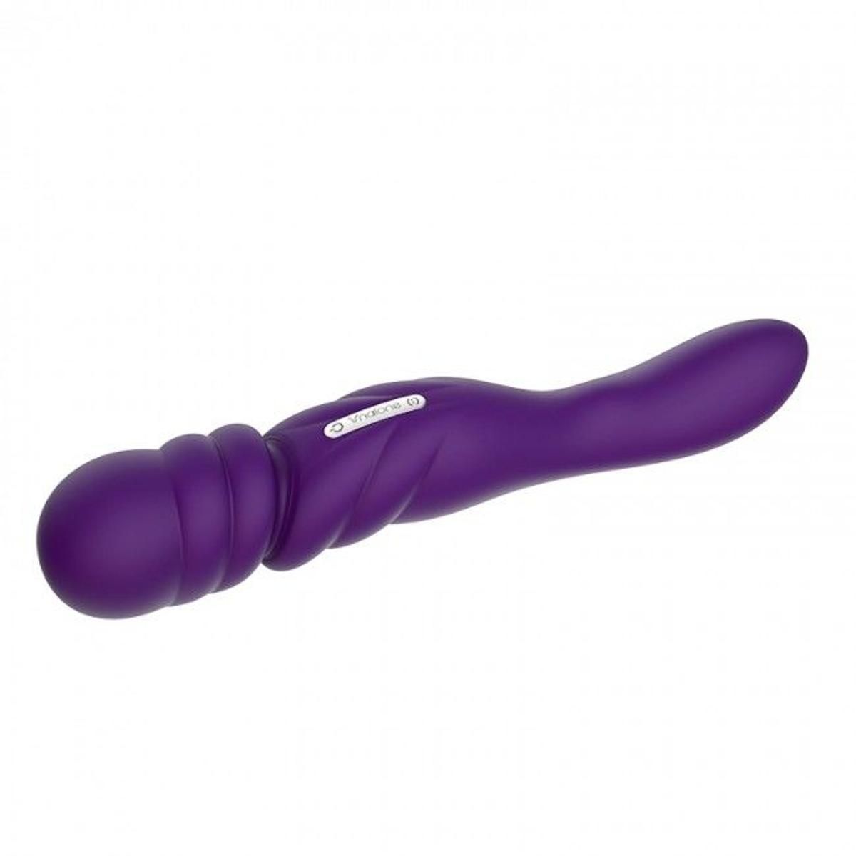 Lila Massagegerät mit geriffelter Spitze und geschwungenem Schaft. Mit Logo.
