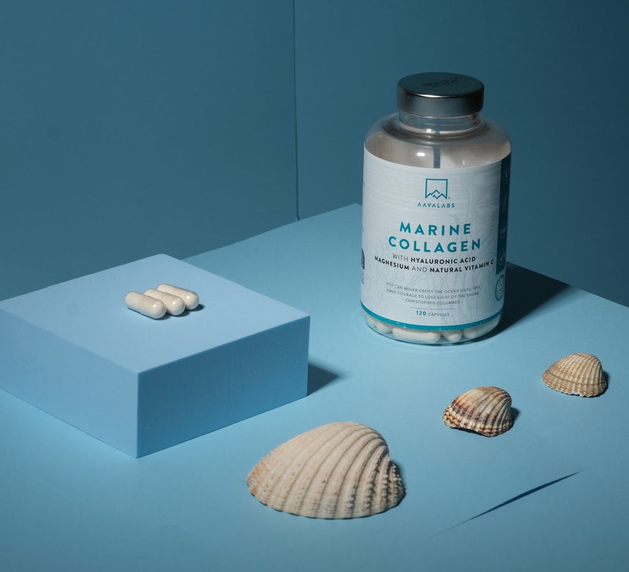 Produkt-Arrangement. Kapseln, blauer Würfel, Muscheln. AAVALABS Marine Collagen. 120 Kapseln.