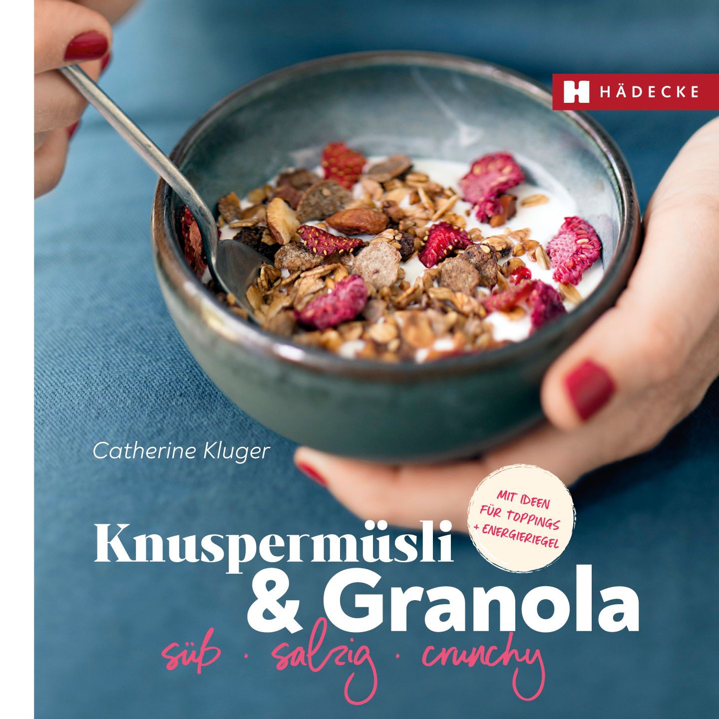 Schüssel mit Knuspermüsli & Granola, gehalten von Händen. Text: Knuspermüsli & Granola, süß, salzig, crunchy. Autorin: Catherine Kluger.