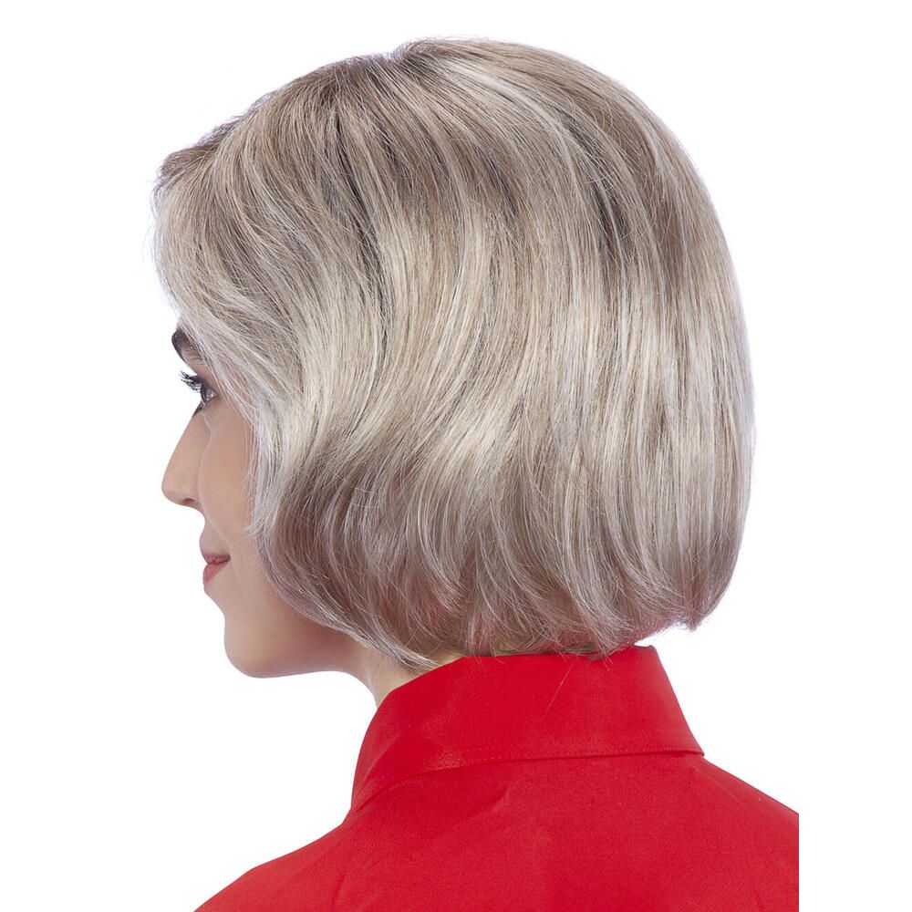 Perücke STOCKHOLM. Blond-graue Bob-Frisur. Seitenansicht einer Person mit rotem Oberteil.