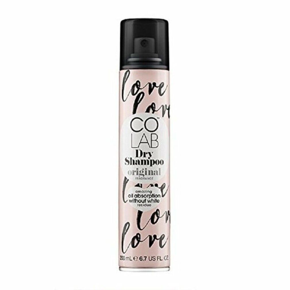 Rosa Sprühflasche mit schwarzem Deckel und weißem Schriftzug. Enthält Colab Dry Shampoo Original. Für fettabsorbtion.