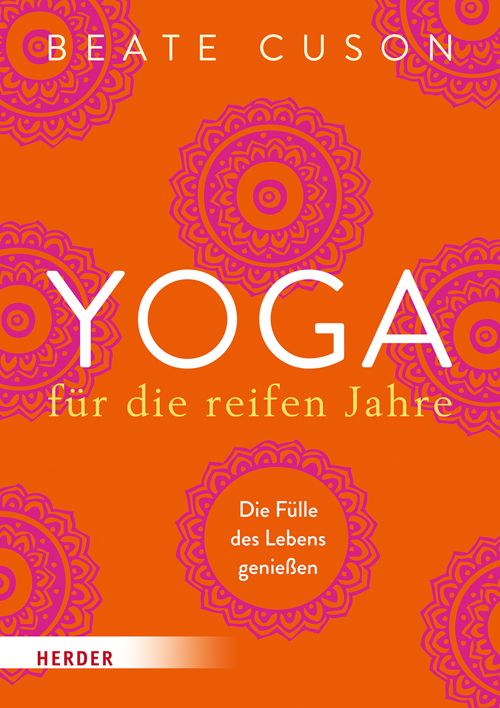 Buchcover mit Titel YOGA für die reifen Jahre. Orangefarbener Hintergrund mit Mandala-Mustern. Autor: Beate Cusson. Verlag: HERDER.