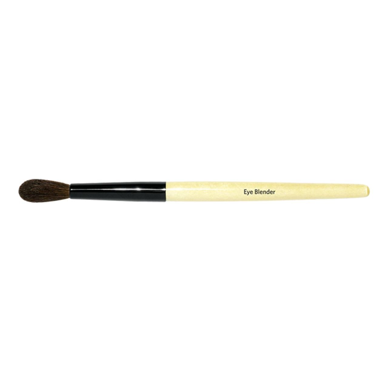 Augenpinsel mit braunen Borsten und hellem Holzgriff. Schwarze Manschette. Aufschrift: Eye Blender.