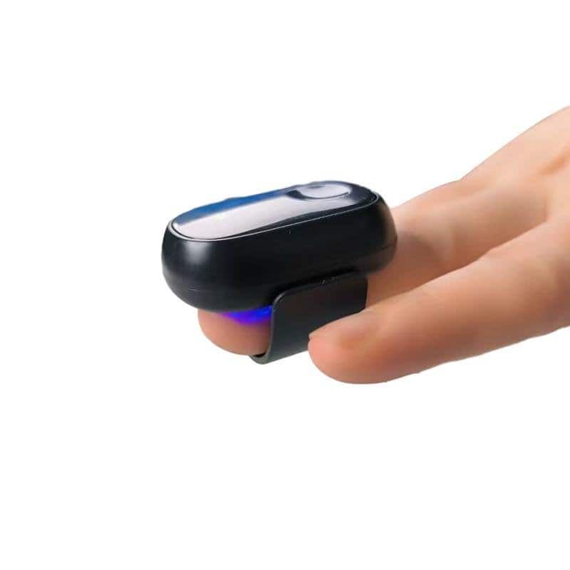 Ein schwarzes Lasertherapiegerät mit blauer LED-Anzeige, das auf einem Finger getragen wird.