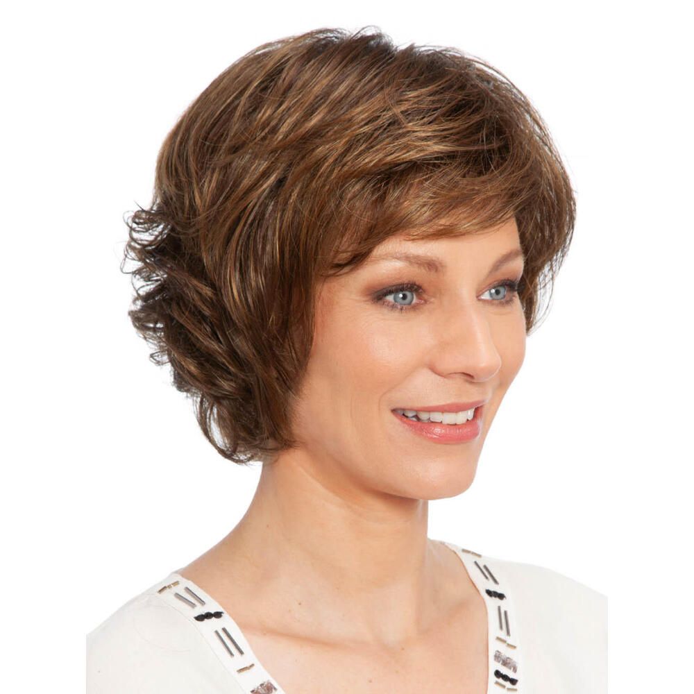 Kurzhaarperücke in Braun mit Pony. Die Frau lächelt. Nahaufnahme vor weißem Hintergrund.