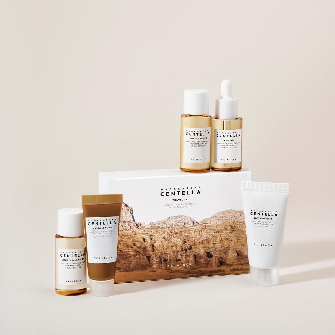 SKIN1004 Madagascar Centella Travel Kit: Fünf Kosmetikprodukte stehen vor einer Box mit Wüstenlandschaft.